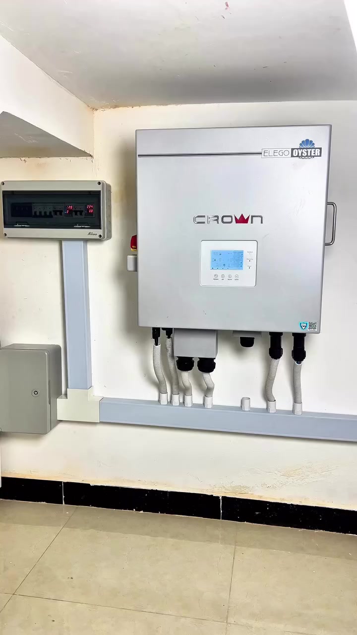 🎥 تنصيب منظومة طاقة شمسية بقدرة 30 أمبير نهاري و30 أمبير ليلي

في هذا الفيديو نعرض لكم مراحل تنصيب منظومة طاقة شمسية متكاملة مصممة لتوفير 30 أمبير تشغيل نهاري و30 أمبير تشغيل ليلي بثبات وكفاءة عالية لتلبية احتياجات المنزل أو المشروع على مدار الساعة ⚡🌞🌙

🔹 المواد والمكونات المستخدمة في المنظومة:
 • ✅ ألواح شمسية عدد 10 من نوع LONGi Solar Hi-MO X عالية الكفاءة لضمان أفضل إنتاج للطاقة.
 • ✅ انفيرتر Crown 10KW لتحويل الطاقة بكفاءة عالية واستقرار ممتاز.
 • ✅ عدد 2 بطارية سعة 15KW من شركة PTT لتأمين تشغيل ليلي قوي واحتياطي ممتاز.
 • ✅ قواطع حماية نوع ONC لضمان الأمان الكامل وحماية المنظومة.

🔹 مميزات المنظومة:
✔️ تشغيل مستقر للأحمال الثقيلة
✔️ كفاءة عالية في الشحن والتفريغ
✔️ حماية متكاملة للنظام
✔️ أداء مضمون ليلاً ونهاراً

🔧 تم تنفيذ وتنصيب المنظومة من قبل كادر مكتب الإبداع التقني باحترافية عالية وبأحدث المعايير الفنية لضمان أفضل أداء وأطول عمر تشغيلي.

📍 العنوان: النجف الأشرف – شارع المجمعات – مجمع الكرار – مقابل مجمع بيتي السكني
📞 هـ م. سجاد البعاج: ***********
📞 محمد البعاج: ***********

للاستفسار والحجز يرجى التواصل عبر الأرقام أعلاه، وخدمتكم شرف لنا دائماً
