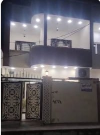 دار للبيع.. المساحة ١٠٠ متر واجهة ٦ وربع متر و نزال ١٦ متر طابقين كامل...