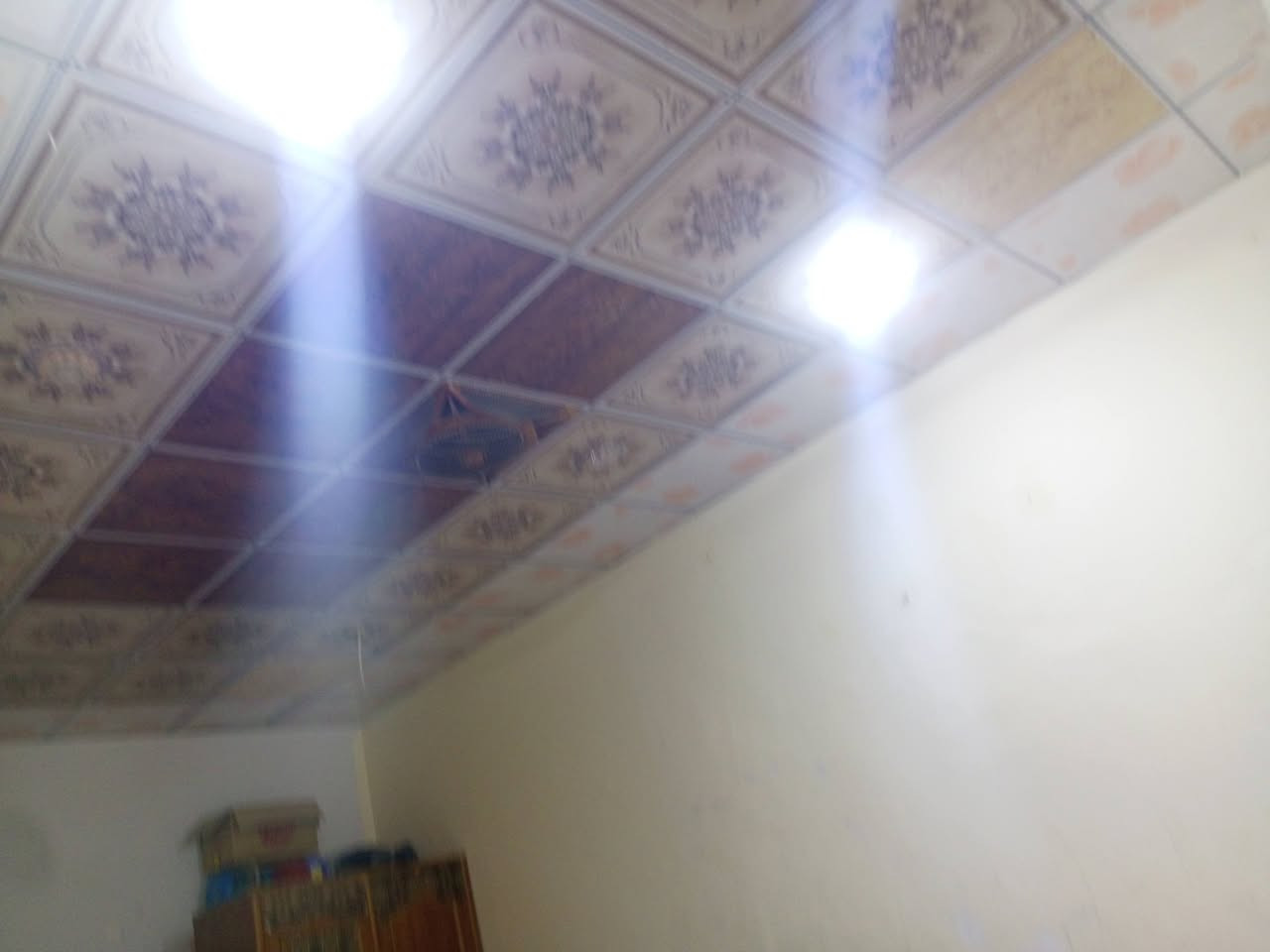 يا الله بيت في تنومه  مساحته ١٣٠  في كيعان شيخ محيسن ارض صفيه  بيت ساندويش وسقف ثانوي  يتكون من غرفتين وهول ومطبخ الغرف  ٦ ب٥  وثانيه ٦ ب٣ونص  وهول ٦ونص ب٣ ومطبخ ٦ب٥ وطارمه ٢ ب٣ بيت نظيف يرادله فقط صبغ تعديلات بسيطه  قريب ع مدارس اتدائيه ومتوسطه وثانويه دقيقتين. قريب ع شارع العام وسوك  ٥ دقائق مشي قريب ع مستوسف الجيران من احسن جيران سعر ٤٠   للاستفسار ***********
