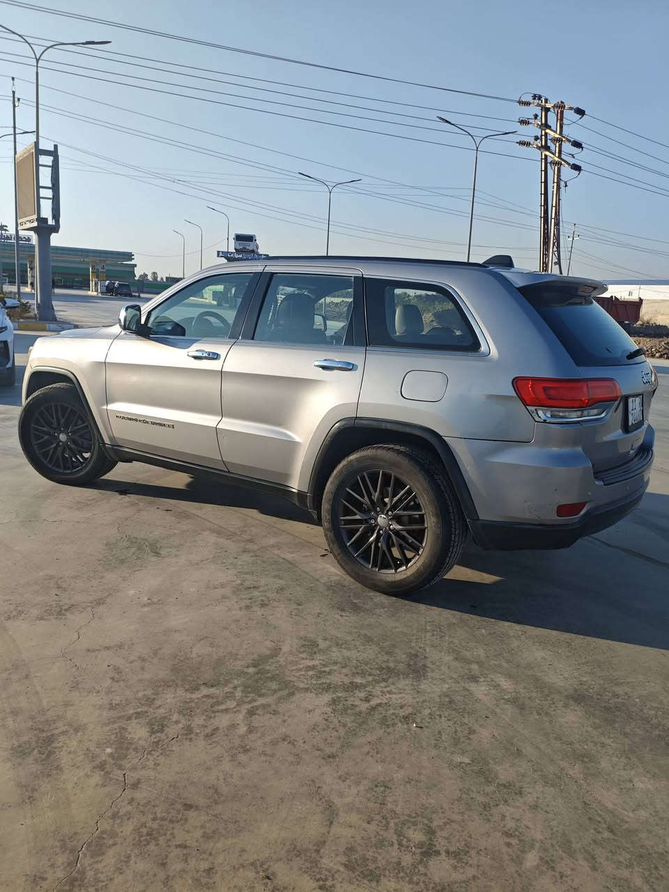 سلام عليكم جيب لاريدو موديل 2017 للبيع فقط السعر 185 رقم انكليزي السياره بسمي تحويل ثاني يوم صور الضربه بالمنشور  مكان واسط قضاء الصويره الرقم ***********
