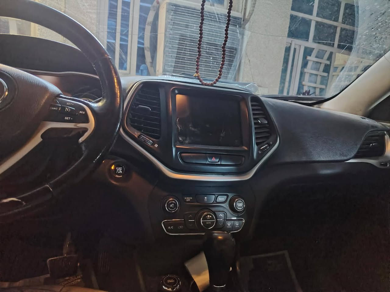 Jeep 2016
جاملغ الايمن فقط 
بالعراق صار بيه احتراق بالظفيره وغيرته 
السيارة فول لمتدد 
كلشي بيه جاهز 
بغداد تحويل ثاني يوم 
مكانه بغداد الشعب 
السعر ٨٧ وبيه مجال  
***********
