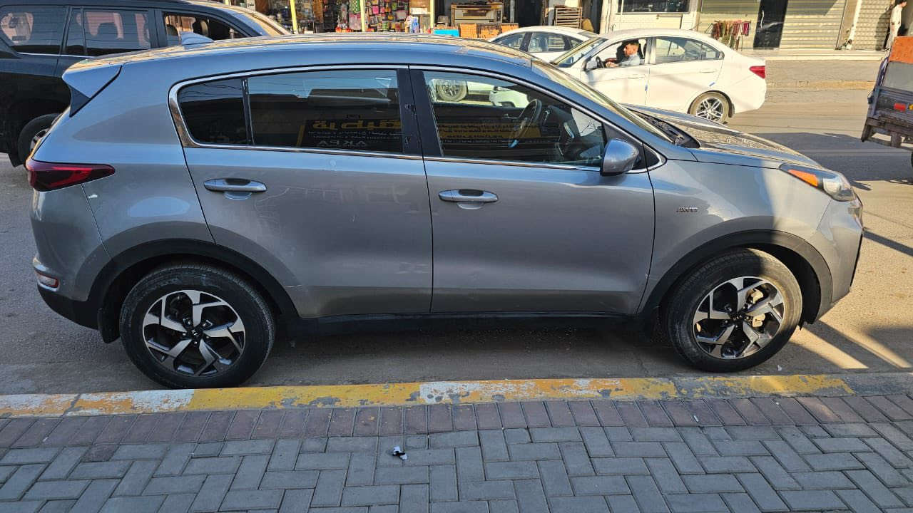 السلام عليكم..رمضان مبارك
للبيع سبورتج موديل  2021
مواصفات معروفه ..
السياره جديده ونضيفه بمعنى الكلمه..
وارد امريكي كلين تايتل..فقط مكانين بارد قليل مع تكحيل  حسب السونار 
ماشية  44ميل استخدام شخصي 
اتريد تحويل اتريد وكالة.
مكان السياره بغداد منطقه الدورة 
السعر 17500$يعني 175ورقه وبيها مجال لشراي..
هاتف ***********
