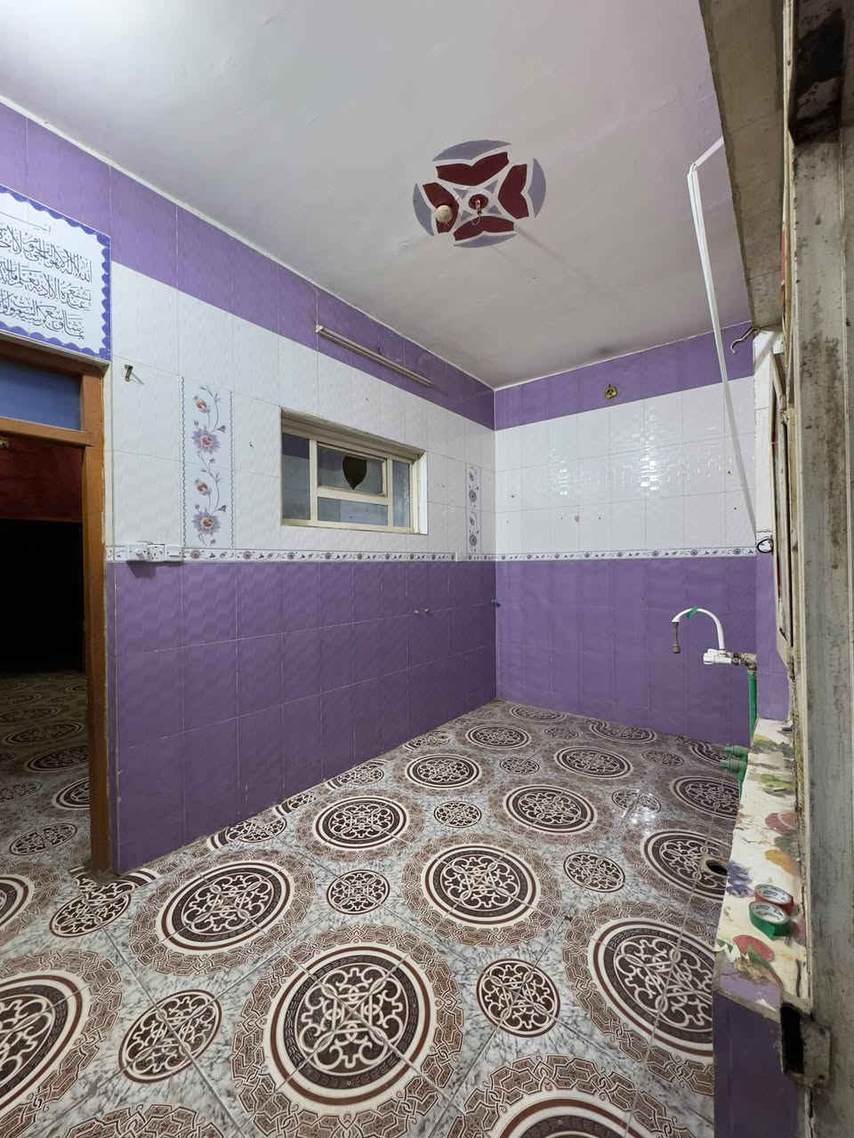 بيت مشتمل مال عائله صغيره الإيجار غرفتين وصاله كبيره ومطبخ وحمام وتواليت مشترك البيت ارضي المكان الثوره خلف مجمع روما قريب على الشارع العام الاتصال على الرقم *********** واتساب موجود
