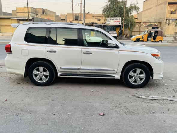 السلام عليكم للبيع لاندكروز موديل 2015 تكمة وسنويه بريم اصلي رقم بغداد بسمي مشروع وطني مكفول كفاله عامه من صبغ وتبديل وفتح 
فول مواصفات
بصمه تشغيل
بصمه ابواب
فتحه
كشنات جلد
كشن كهرباء ثلاث حركات
زراكات
مري شفط
مري قلاب
تحكمات ستيرن كامله
مثبت سرعه
سبعه راكب
ثلاث قطع تبريد
8ايرباك 
محرك v6 
حساس امامي
حساس خلفي
وباقي مواصفات بريم معروفة 
ماشيه 105الف حقيقي 
السعر (٤٣٠) وبيهة مجال بسيط 
للاستفسار اتصل على الرقم
*********** 
مكان السيارة بغداد البياع حي التراث
