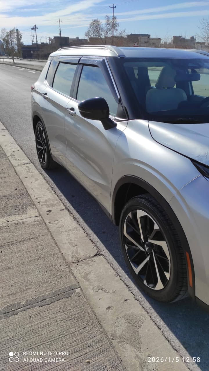 میتسوبوشی ئاوتلاندەر مۆدێل ٢٠٢٢ مواسەفات ئەمریکی  فول مواسەفات ( بلاک توب + ناو کرێمی + سەقف پانۆڕاما + دەبڵ ئەکسل + پێنج دوگمە + بەسمە و شەغال + ویل کرۆم ) نیودەرگەی پشتی سەیاق بۆیاغە بێ ناوگرتن + یەک جێی بچوکی ساردە سەیارەکە زۆر  و جوانە یەک دەستە زۆر کەم ڕۆشتووە  (٣٨هەزار ) کیلۆمەتر ڕۆشتووە ، نرخی (٢٣٠ ) مەعامەلەکی کەم ..
***********
