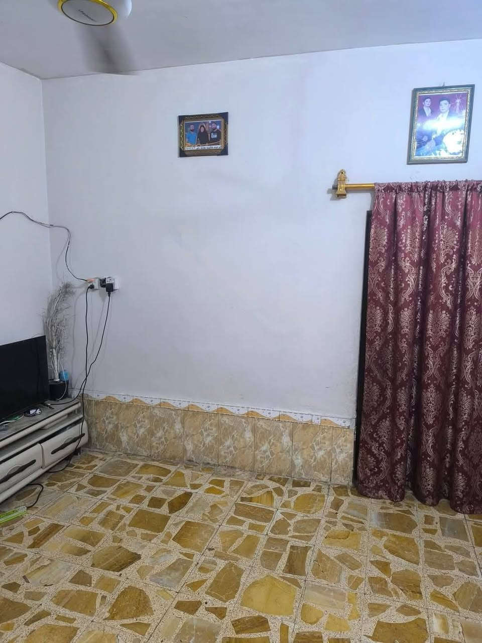 البيع المساحه ٢٠٠يتكون من غرفتين وصاله ودوانيه ومطبخ وحديقه فوق غرفتين بناء طابوك عكاده مكاني تضحيه قرب العياده شعبيه***********
