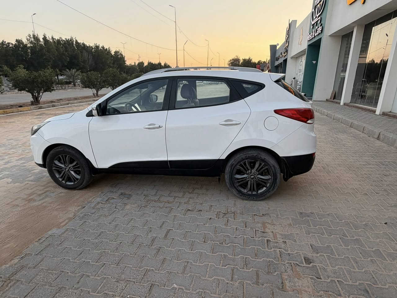 سلام عليكم 
توكسان مديل ١٦ 
خليجي سياره حلوه ونضيفه 
بيه بنيد مصبوغ وجاملغ مبدل نفس اللون 
مكينه كير حداديه كفاله 
السياره ماشيه ١٨٠ اصل
فور ويل لمتد 
رقم بغداد الجديد مداور ثاني يوم 
مكانه النجف 
السعر ١٣٩ وبيه مجال بسيط 
للاستفسار ***********
