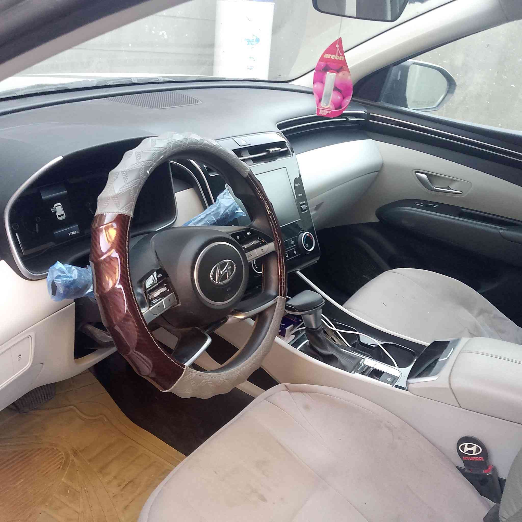 توسان 23 امريكي
فئة هايترك
عداد 25 بعدها بريحة الشركه 
بالعراق ع ايدي 
حادث بنيد فقط
ارباك دركه
منفيس تترقم جميع المحافظات عدا الاقليم 
بيع فقط 165  ماكو هيج أسعار ع هاي الكمارك والظرائب
العنوان بابل قرب العلويه شريفه ع 
*********** اتصال فقط
