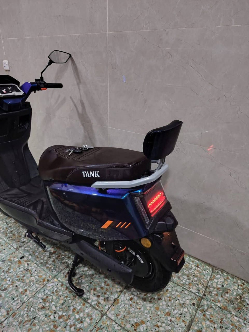 سلام عليكم دراجه سكنس موديل 2026 من شركه TANK..استعمال 20 يوم فقط 
6 بطاريات كبار ..
نظام 4 نمر ..
تشغل بصمة +قفل بصمه .
سرعه 99 .
نظام P.
نظام رجوع لخلف R.
دبل اشاره +لايت ثلجي .بلوثوت تحكم .
مكاني ابو غريب يم مجمع بدور بغداد السكني .
***********
*********** متوفر واتساب

