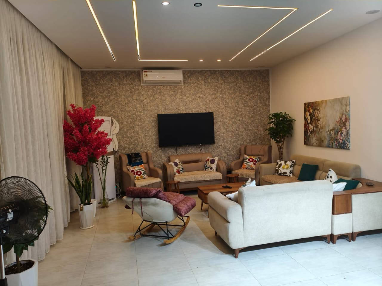 السلام عليكم متوفره مزرعه للايجار الدوره البعيثه بسعر مناسب ***********
