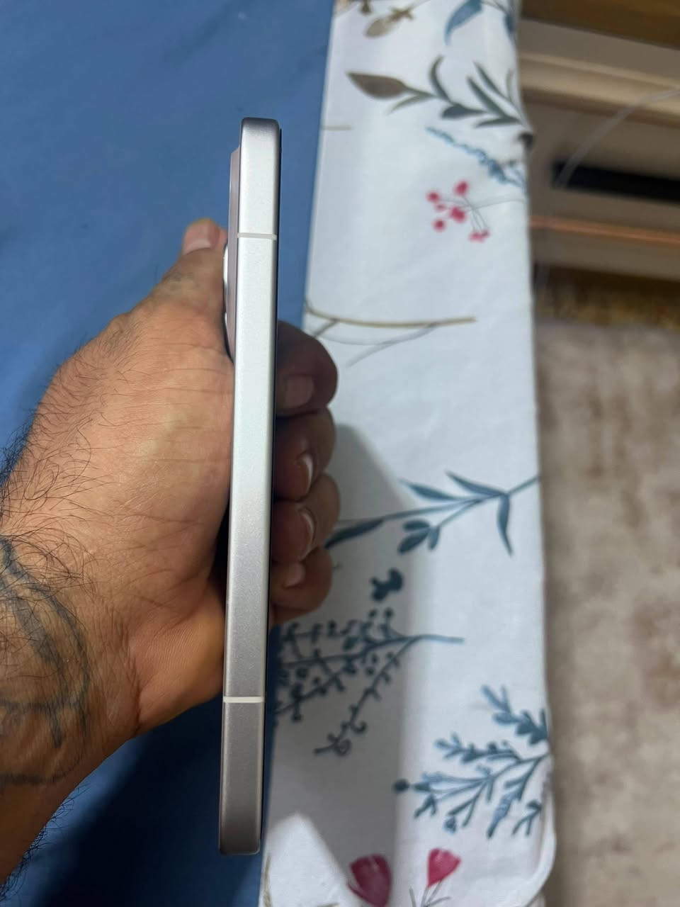 ---

*للبيع Honor 600 Pro 5G لون ابيض Golden White* 
*الحالة*: نضافة 100/100 - مابي اي خدش ولا تبديل 
*الذاكرة*: 512GB 
*الرام*: 12GB 
*الملحقات*: كارتون + شاحن اصلي 80W + كيبل + جراب 
*المواصفات*: 
- معالج Snapdragon 8 Elite
- بطارية 7000mAh + شحن سريع
- كاميرا 200MP + تصوير 4K
- شاشة 6.57 AMOLED 120Hz 8000nits
- ضد الماء والغبار IP69K

*السعر*: خاص 
*المكان*: الحلة - بابل 
*للتواصل*:  خاص لو واتساب ***********
_الجهاز استخدام شخصي وكلشي بيه اصلي_
