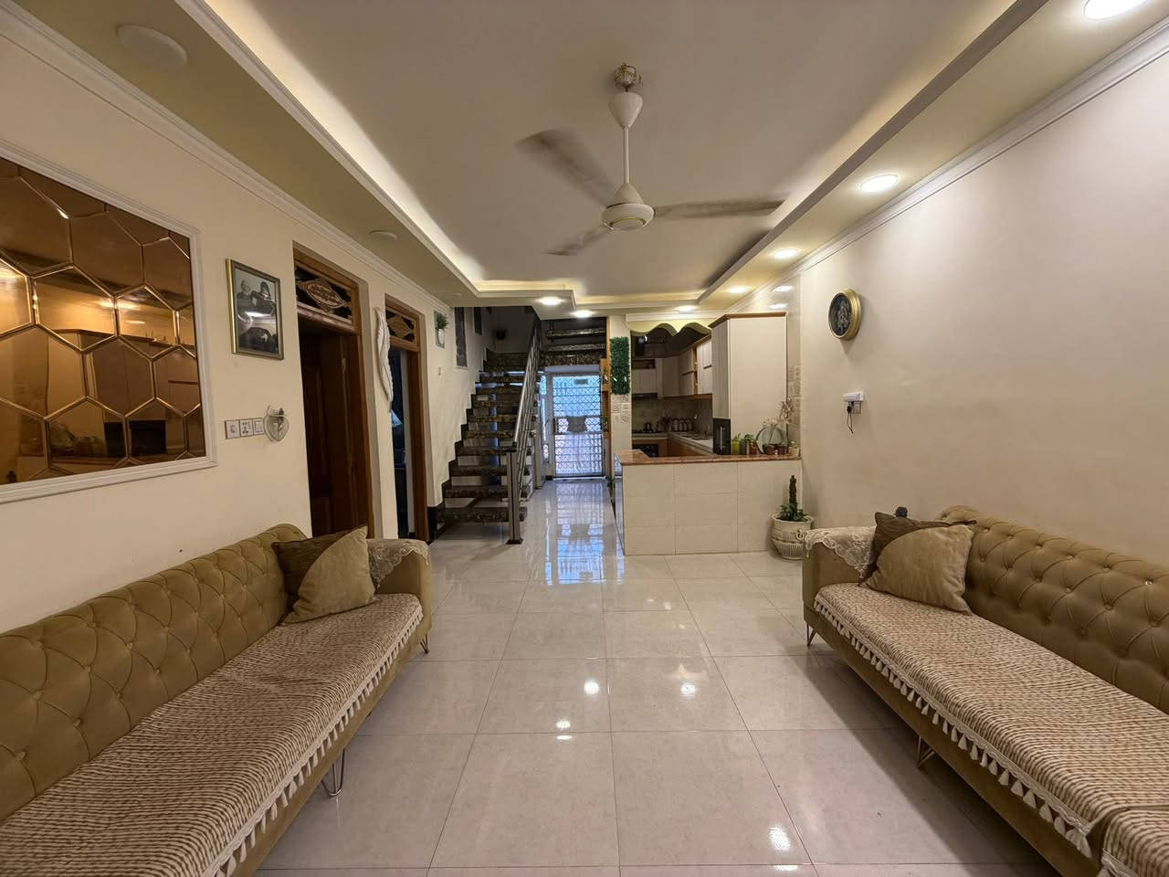 🛑 دار سكني  للبيع 🛑 
المنطقة : الديوانية ؛الضباط 🚩 
اقرب نقطه ؛خلف مول الطاهر 
المساحه :130متر🏛️الواجه 11متر🛑مطلوب 90مليون 
التفاصيل :  طابقين 
    
الطابق الاول🛑 غرفه نظام سويت وصالة واستقبال ومطبخ  وصحيات ومنو
الطابق الثاني؛غرفتين نوم  ومجمع صحيات وصاله 
للاستفسار 
     مراجعة مكتب رسول الوزني للعقار  
الديوانية . حي الحضارة بداية شارع اسواق طيبة
 للمعلومات ولمزيد من التفاصيل ⬇️
       مراسلة الصفحة  
      او الاتصال
***********
