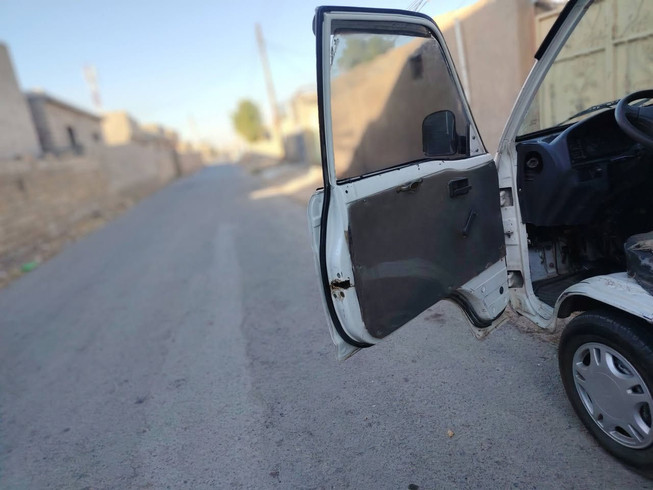 سلام عليكم فاو ٢٠٠٦ محرك قبل فترة شديتا بل صندوك بس هسة بي صرف شاصي كير شرط  اكسن شرط صدر جديد باتري جديد تخم تاير جديد كهربائيات كلهة شغالة صبغ مابيها السعر ١٨ وبيها مجال قليل مكان تكريت ***********
