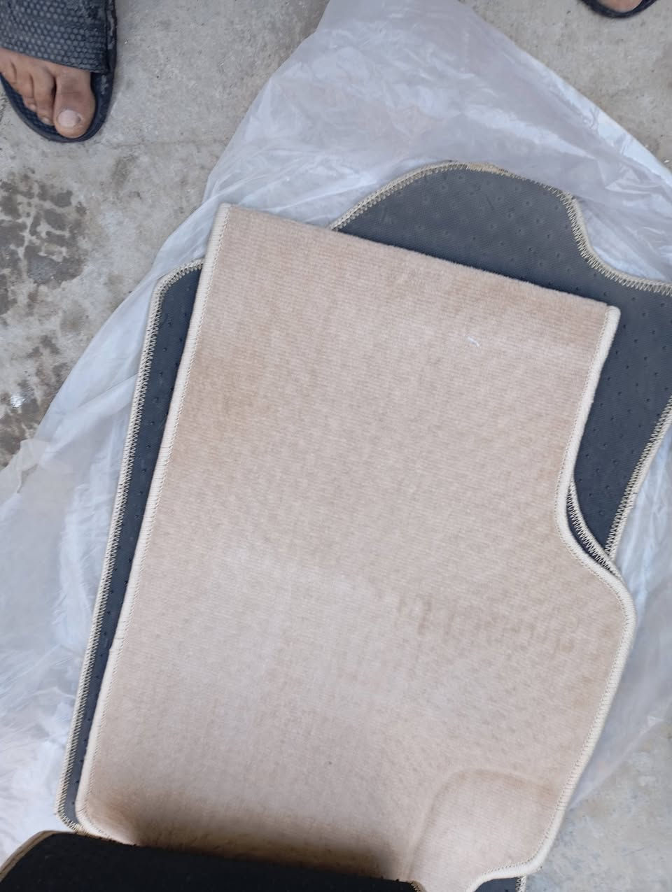 ارضيات كامري 
25000 بدون توصبل 
30000 مع التوصيل 
3 قطع السائق مع جنب السائق والخلفيات يجن قطعة واحدة
قاعدة فيت بم ب 35 كامري موديل 13 
***********
