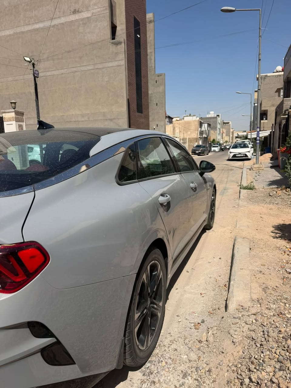 K5 2023 gt line
لون سمنتي وداخل احمر بلادي ومواصفاتها معروفه
حادثها بنيد مبدل نفس اللون وبالعراق صار بيها 
بارد بالباب الخلفي جهه الصدر وشبر بالجاملغ بارد
175$
***********
