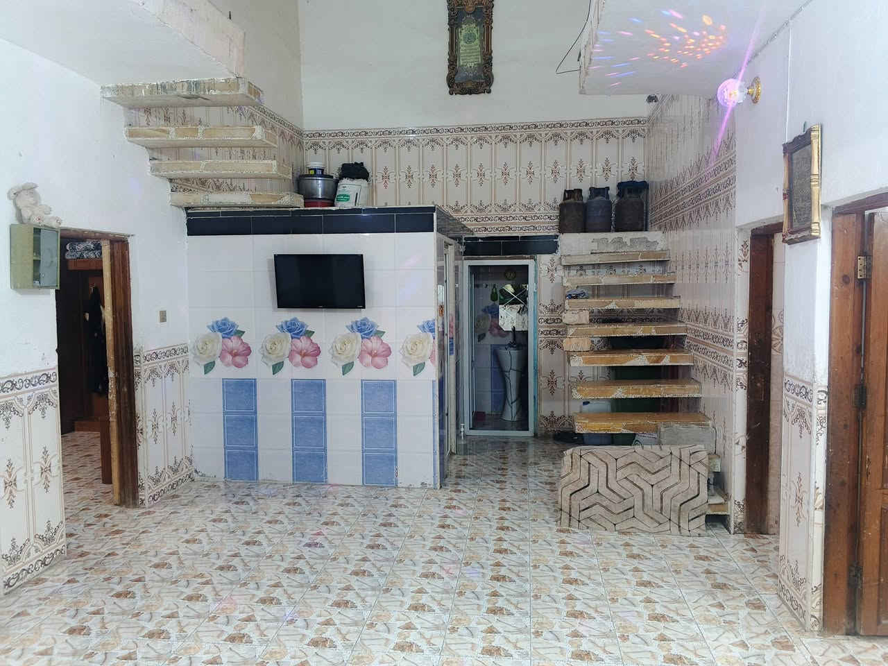 بيت للبيع 250متر موقع البيت الجمعيةعل شط شارع ابو الفضل البيت جاهز 4غرف نوم صحيات داخلية وخارجية شارع تبليط ومي ومجاري البيت قريب عل شارع العام السعر 115وبي مجال قليل ***********
