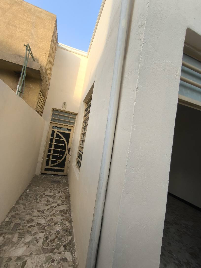 دار 100م حي الوفاء منطقة 40 خلف شارع المطار بناء شيلمان نظيف كاشي وسيراميك يتكون من غرفه وصاله ومطبخ واستقبال وصحيات السعر 115 بي مجال 
للاستفسار اكثر اتصل ***********
