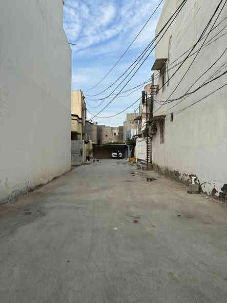 دار للبيع حديث الموقع بعقوبة السراي خلف قاعة فينوس للاعراس قريب على سوق بعقوبة
 طابو زراعي ملك صرف على القرار( ٢٥ )
المساحه( ١٠٧ ) متر  🔺️ واجهه  (٦.٣٠ ×  ١٦.٣٠) متر
الطابق الارضي يتكون من غرفة نوم وصالة واستقبال ومطبخ وصحيات داخلية وخارجية وكراج صغير ☘️ 
الطابق الثاني غرفة نوم صغيرة وصحيات مع سطحين 
الدار سقوف ثانوية ويحتوي على منظومة كاميرات الشارع مقفول والمنطقة خدمات مجاري وتبليط 🍀🌿 
السعر (١٤٠ ) مليون وبي مجال للشراي 🍀
يوجد امام الدار كراج سياره 🌿
للاستفسار مع مكتب المصطفى للعقار ☎️
 موقع المكتب ⬅️ مدخل العزات مجاور اسواق نوتيلا الغذائية 🛒 او التواصل على الماسنجر او الواتساب على الرقم *********** 📞📞
