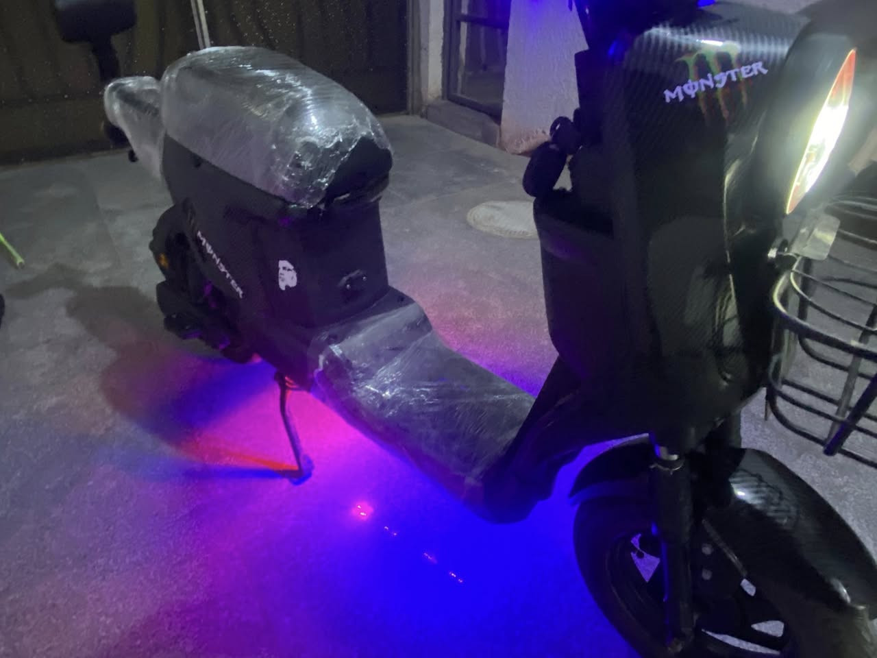 السلام عليكم
دراجه R9 للبيع 

2026 قبل 3 اشهر مطلعها من الوكيل

الدراجه مكفوله جديده كارتون

كفرات كاربون فايبر 

كلوبات لد على طول الدراجه شادلها

تايرات جدد اليوم شديتهن

بلاديه ماناقصها شي مرايات سله الدوسات

سعرها 450 وبيها مجال للطيبين

مكانها بصره قبله 

***********
