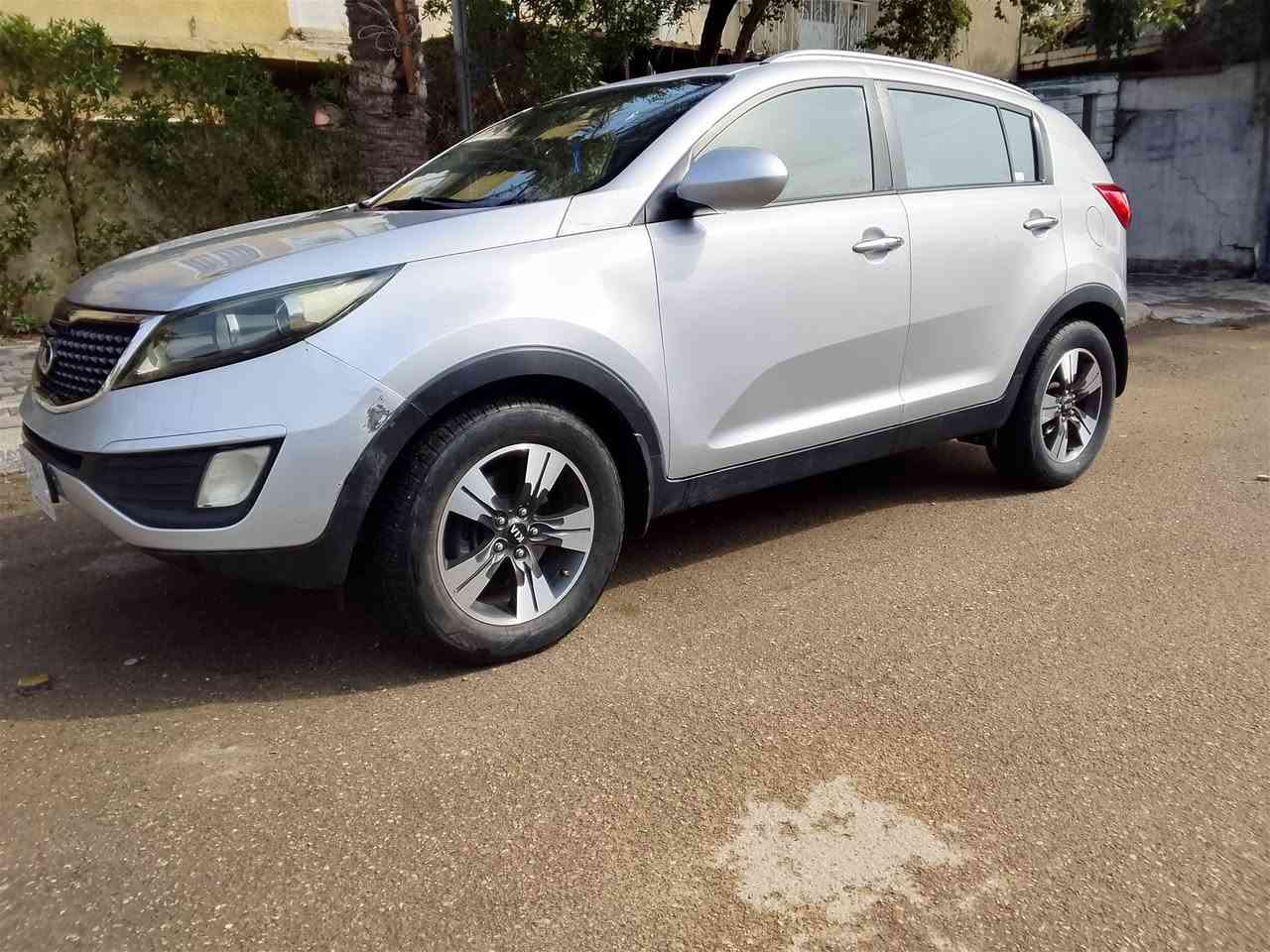 ياالله كيا سبورتج موديل 2012 بيها ثلاث قطع صبغ بدون دواخل خليجي بدون اي حادث.    مكينه 2400 دوش صدر وتبريد ومكينه كفالة سنويه جديد تحويل السعر 128 وبيها مجال مكاني بغداد ***********
