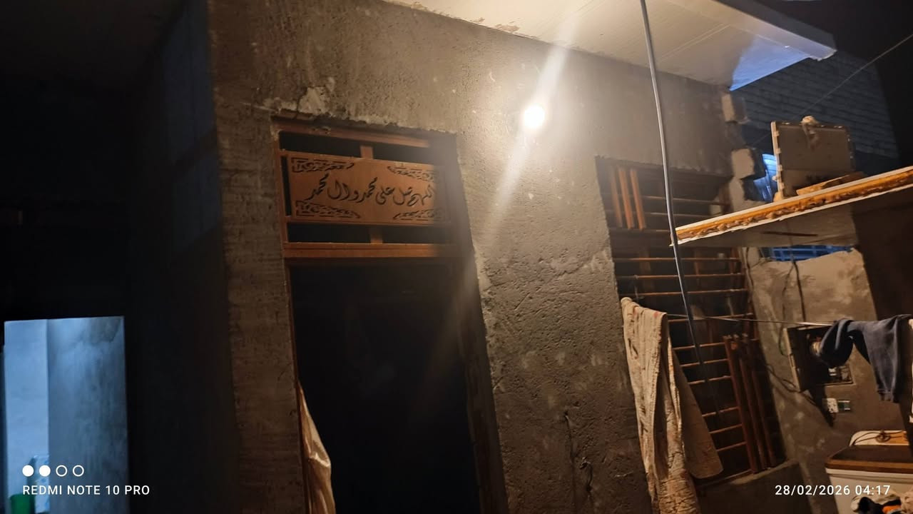 بيت البيع بل دوانم 120متر وره مطعم الديوان الخط 3 جميع الخدمات متوفره بيت كامل من كلشي بس الستقبال بعده مامكمله رقم ***********
