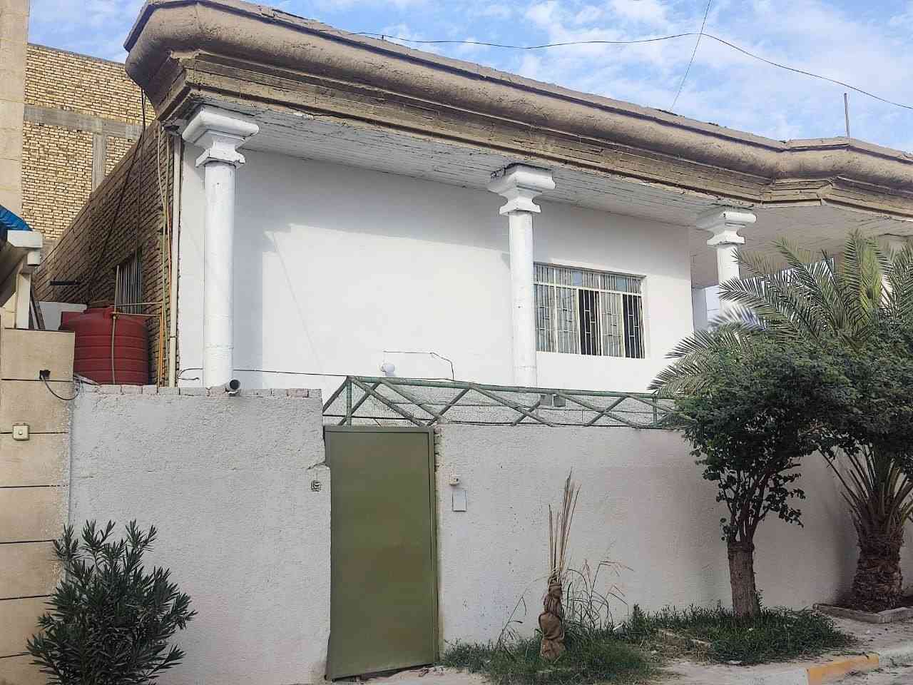 دار للايجار ٤٠٠م تصلح مدرسة او مكتب لشركة العنوان عواشة شارع سوق حي الحسين القديم (الطابق الاول) ٤غرف واستقبال وصالة ومطبخ وصحيات داخلية وخارجية وحديقة (الطابق الثاني) ٣غرف ومطبخ وصحيات ودرج داخلي وخارجي قابل لعزل الطابقين للاستفسار مع واتساب ***********
