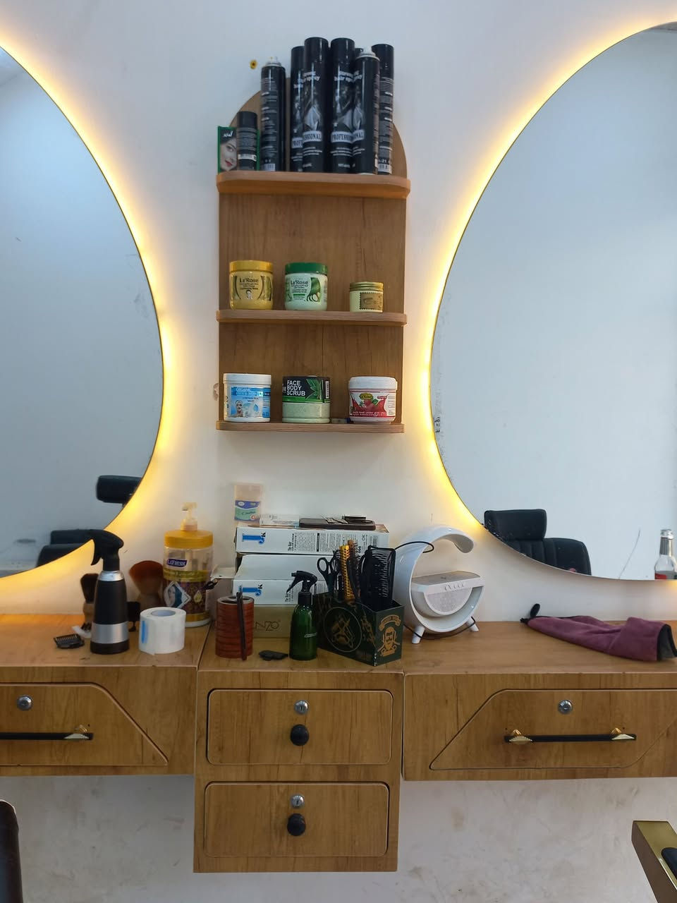 السلام عليكم محل حلاقة جاهز للبيع الشراي يتفضل ***********
