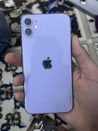 ايفون 11 عادي مبدل شاشه وضهر مكسور ذاكرة ١٢٨ دبل سيمكارت السعر ٢٠٠ وبي...