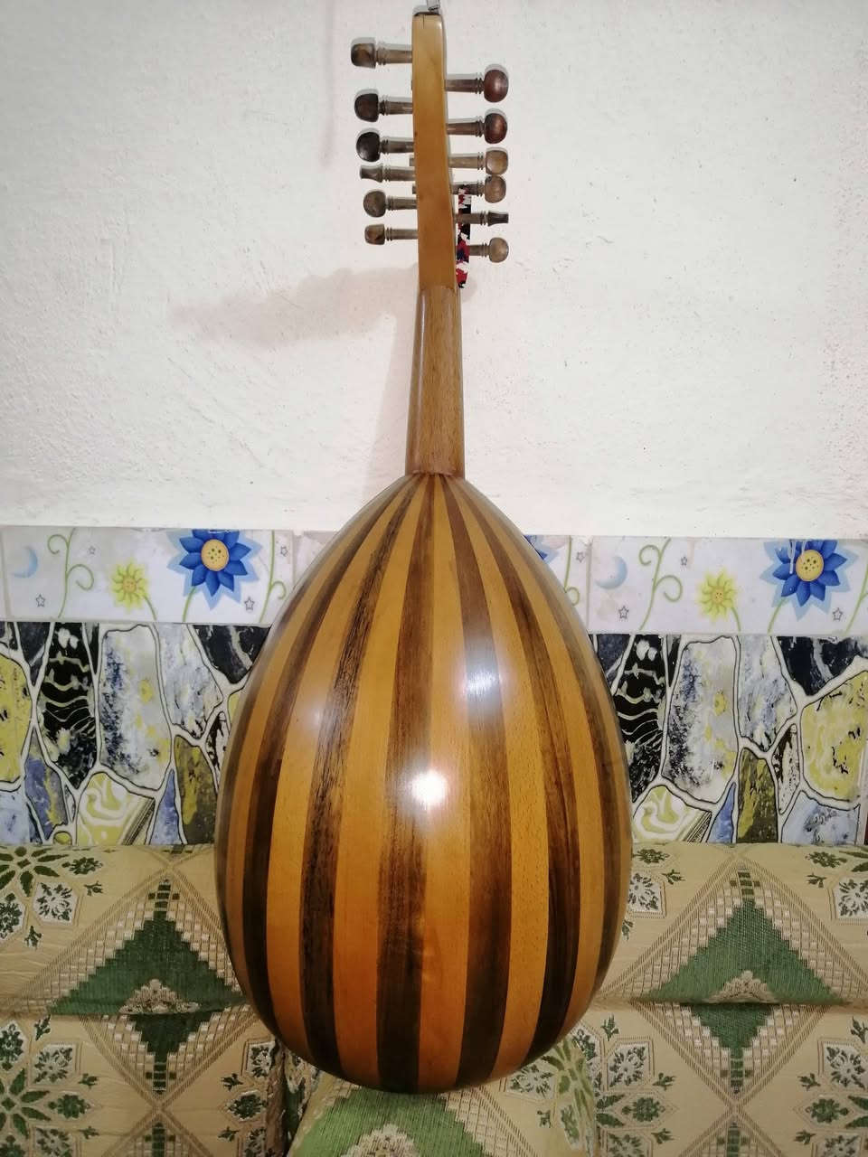 عود عراقي صناعة محمد فاضل 1975 مكفول من التصليح او تبديل اجزاء العود مع وجود شهادة العود و العدد من اولاد محمد فاضل للاستفسار على رقم *********** يوجد واتساب على رقم.
