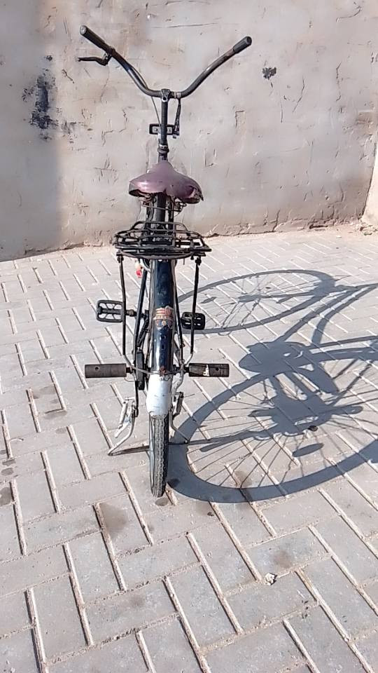 السلام عليكم بايسكل للبيع البايسكل نضيف وجاهز ومابيه اي صبغ السعر 50وبيه مجال مكاني البصره القبله الرقم ***********+وتساب البصرة, العراق
