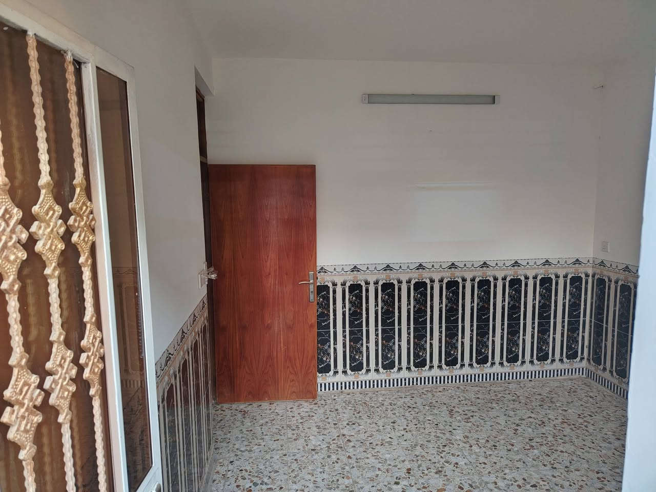 سلام عليكم بيت البيع مساحه ٦٠ متر متخلين استقبال ومطبخ وغرف عدد ٢ وصحيات داخليه ومنور كراج البيت طابو ملك صرف منطقة الانتصار مقابل مستشفى حماد شهاب سعر ٦٥ مليون ***********
