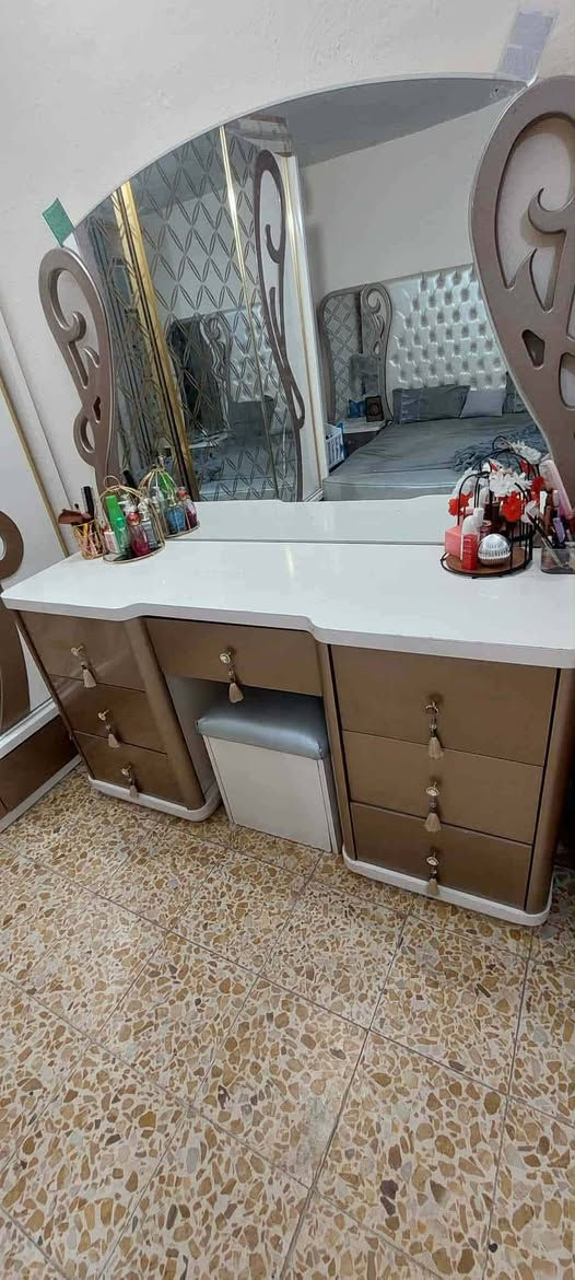 غرفة تركية درجة اولة ثقيل سرير مخزن فخمة 8قطع اي ضرر ما بيهة ب 400وبيهة مجال


**إذا كنت صاحب هذا الإعلان وتريد حذفه لأي سبب، رجاءا أرسل رسالة إلى الدعم الفني**