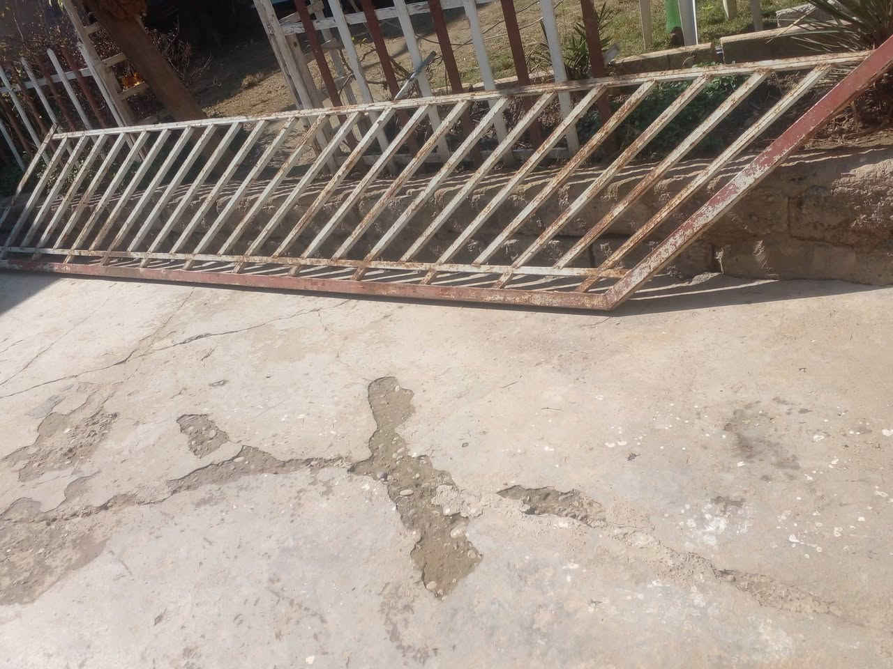 للبيع محجل حديد ثقيل 5امتار العنوان حي الميثاق اتصل عل رقم ***********/***********
