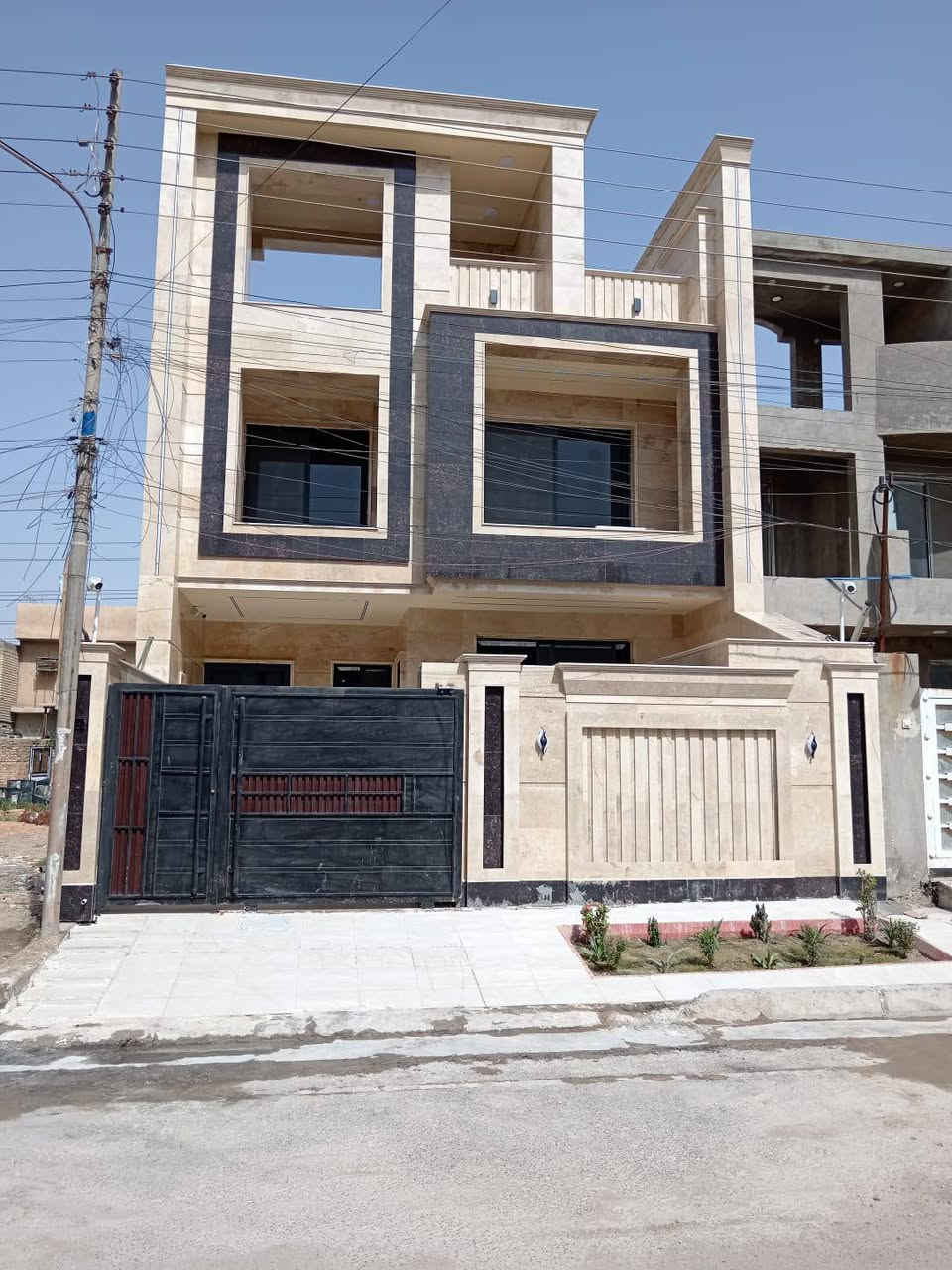 اعلااان مميز جدا vip🔥🔥🔥😍♥️📢⛺
دار للبيع في #الغزاليه

مساحه 240م 
بناء حديث درجه اولى 2025
يتكون من 

6غرف نوم 

صاله داخليه 

استقبال كبير

مطبخ حار بارد
صحيات عدد4

بيتونه كبيره
سطح 
حديقه 
الموقع مدير الأمن مربع الطاقه وشارع بعرض 15م موقع جدا مرتب وهادئ
 
لاستفسار 
***********
