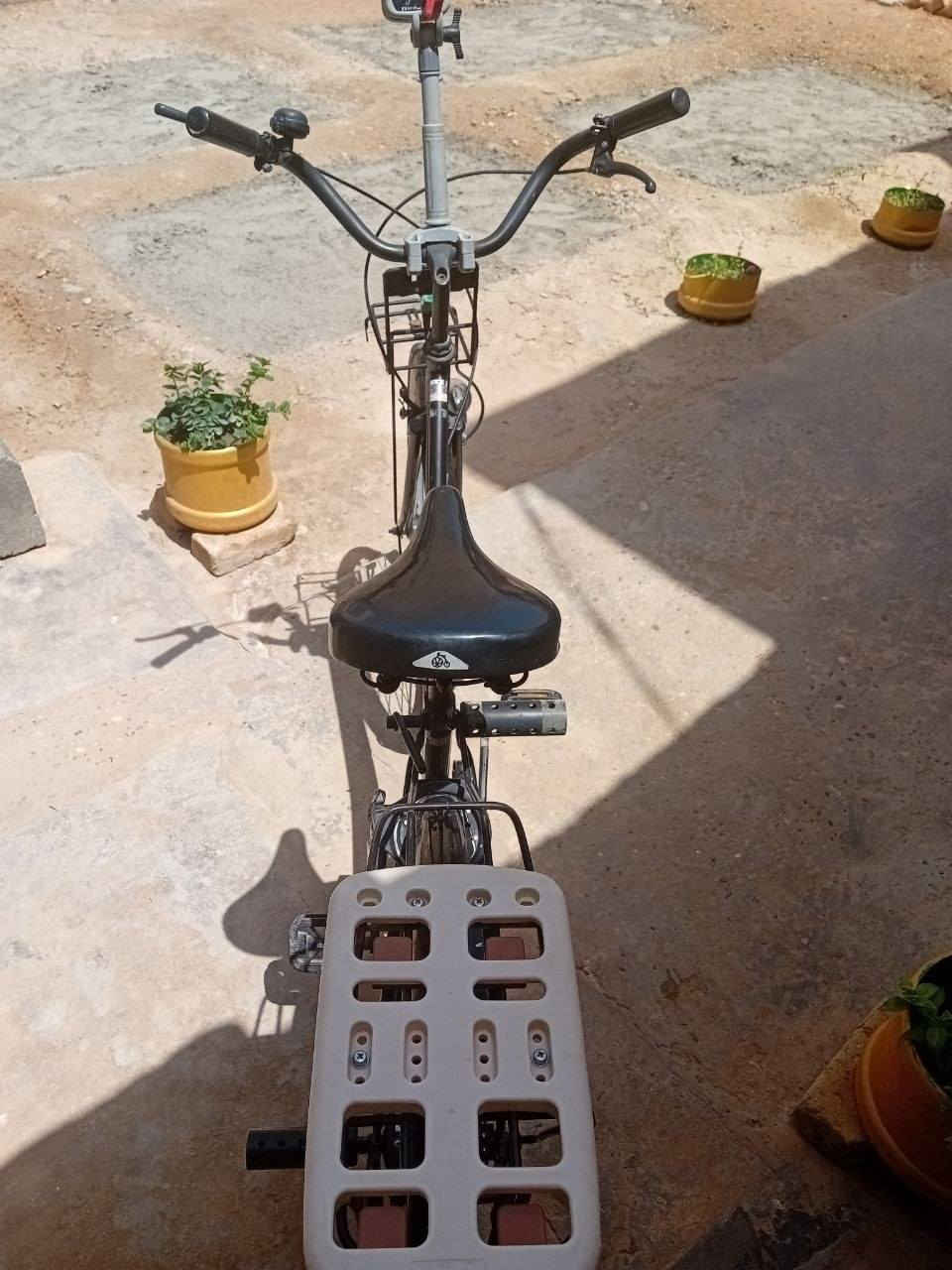 سلام عليكم بايسكل للبيع لون اسود حجم 26 حاويه 
السعر 115 وبي مجال للستفسار *********** او راسلني على المازنجر
