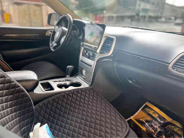 جيب لاريدو وارد امريكي موديل 2012 سياره كلين ماشيه 98 حقيقي بيه شخط باب سايق من جوه حتى ممبين مواصفاته 6سلندر كشن سائق كهربائي تبريد قطعتين مثبت سرعه تحكم جهتين شادله كامره وشاشه اصليات كير ومكينه وحداده خير من الله سياره نظيفه جدا السعر 180 وبأسمي تحويل ثاني يوم للاستفسار *********** بغداد
