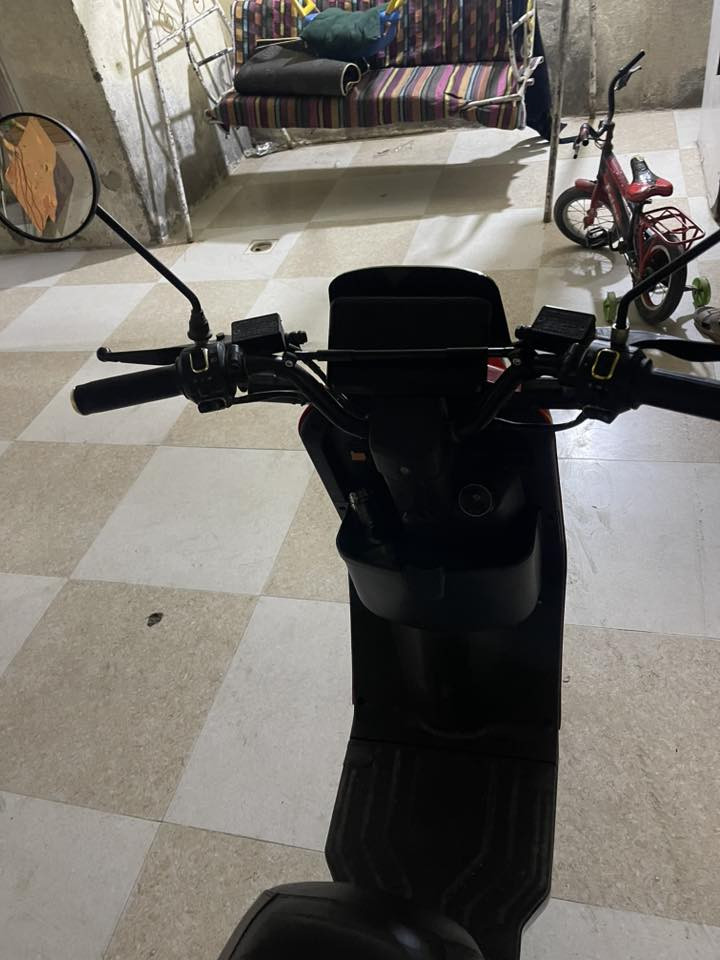 السلام عليكم دراجه شحن R11للبيع مديل 2025 اخت الجديده كفاله عامه مصروف عليه هواي الدراجه مدكر رياضي وفلاتر ماشادهن وموجود المدكر ماله لاصلي تايرات توني شادهن كلشي شغال بريكات 2 شغالات ودبلات خلفي امامي بحاله جيده ولايتات عالي ناصي واشابر كل غراضه موجوده الدراجه بعده جديده مابيه لاكسر ولا شي السعر 575وبيه مجال عنواني البصره الجمعيات رقمي ***********
