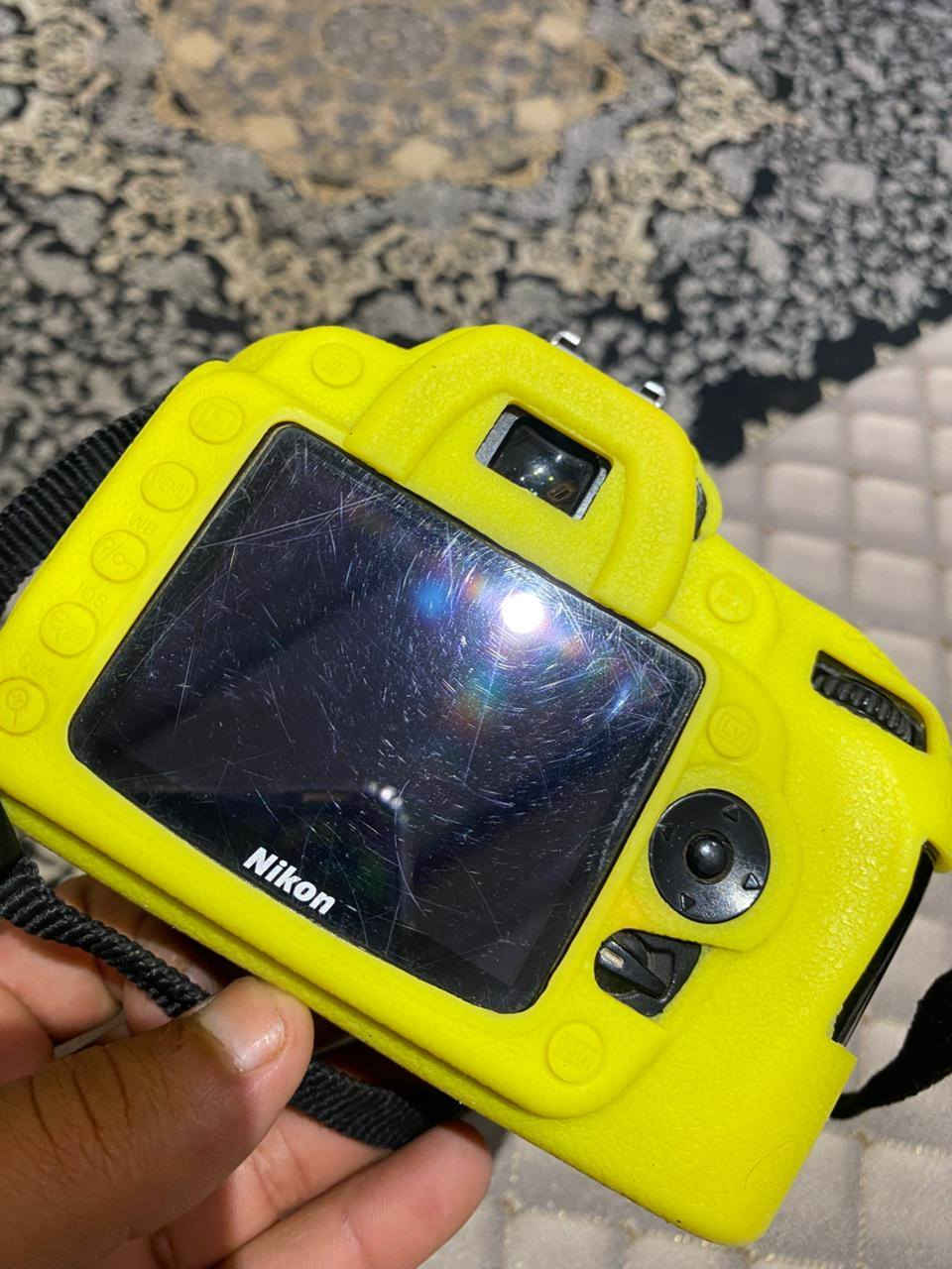 هذه كاميرا نيكون (Nikon) مزودة بغطاء حماية سيليكون أصفر من نوع easyCover للحماية من الصدمات والخدوش.تتميز هذه الأغطية بأنها مصممة خصيصًا لتناسب طرازات محددة من كاميرات نيكون، مثل D5300 أو D7100، وتسمح بالوصول الكامل لجميع المنافذ والأزرار.تظهر في الصورة عدسة نيكون DX، والتي غالبًا ما يتم بيعها كجزء من حزم (Packages) تتضمن حقيبة وبطاريات إضافية🌹🌹🌹🌹


**إذا كنت صاحب هذا الإعلان وتريد حذفه لأي سبب، رجاءا أرسل رسالة إلى الدعم الفني**