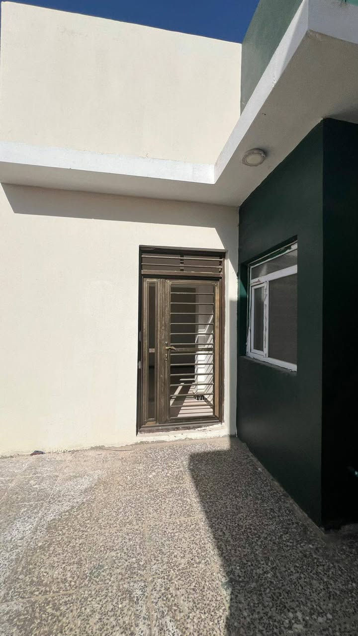 بيت للإيجار في مجمع ابو تراب السكني في النجف الاشرف 
مساحة البيت 200متر، جديد 
يتكون من غرفتين وصالة ومطبخ وحمام عدد 2، و استقبال وكراج للسيارة وحديقة 
المرحلة الثانية ، الشارع مبلط ، كهرباء وماء واصل ،وخط مولدة جاهز ، ماطور ماء 
الإيجار 350 ألف كل ثلاثة أشهر 
للمعلومات الإتصال على الرقم *********** النجف, العراق
