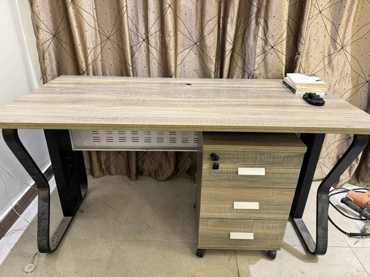 ميز مكتبي نظيف جداً بدون ضرر
قياس 140x60

ارتفاع 75

مع المجرات 

مكاني بغداد/ الدورة

السعر ١٢٥ الف

***********
