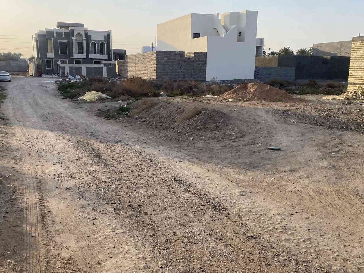 السلام عليكم قطعه البيع ٢٠٠متر ركن خلف مضيف البهايس ***********
