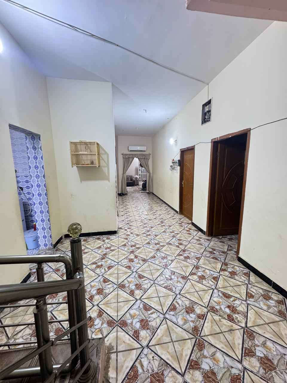 يعلن عقارات الخيث توفر بيت للبيع. 
مساحته 200م 
مكان: باب الهوى شارع ابو حامد في بدايت السوگ. 
يحتوي على غرفتان وصاله ومطبخ وحمامات و ديوانيه +غرفه صغيره طابق الثاني. 
الطابو صرف زراعي. 
موقعه قريب على سوگ ومرتب. 
سعره: 120 وقابل للتفاوض 

♦للتواصل واتساب: *********** البصرة, العراق
