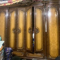 كنتور خشب فاخر بتصميم كلاسيكي، يتميز بنقوش جميلة وأبواب ضخمة. مثالي لت...