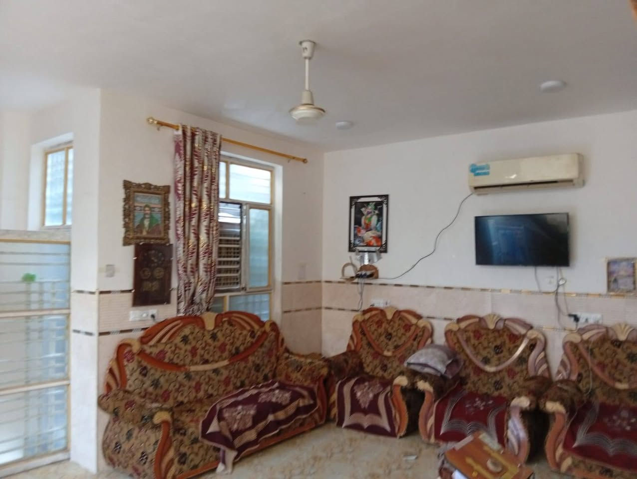 دار للبيع ،طهمازيه حي فرزدق التبليط بالباب ..
 
المساحه 200متر بناء حديث سنه 2025 يحتوي غرفتين نوم واستقبال ومطبخ وهول ومجمع صحيات عدد 3 
ملاحظه /السطح فقط مگير والدرج مامطبك
للتواصل واتساب او خط //***********
