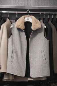 يلك رجالي أنيق بتصميم عصري، مصنوع من قماش عالي الجودة بنقشة هيرنغ بون ...