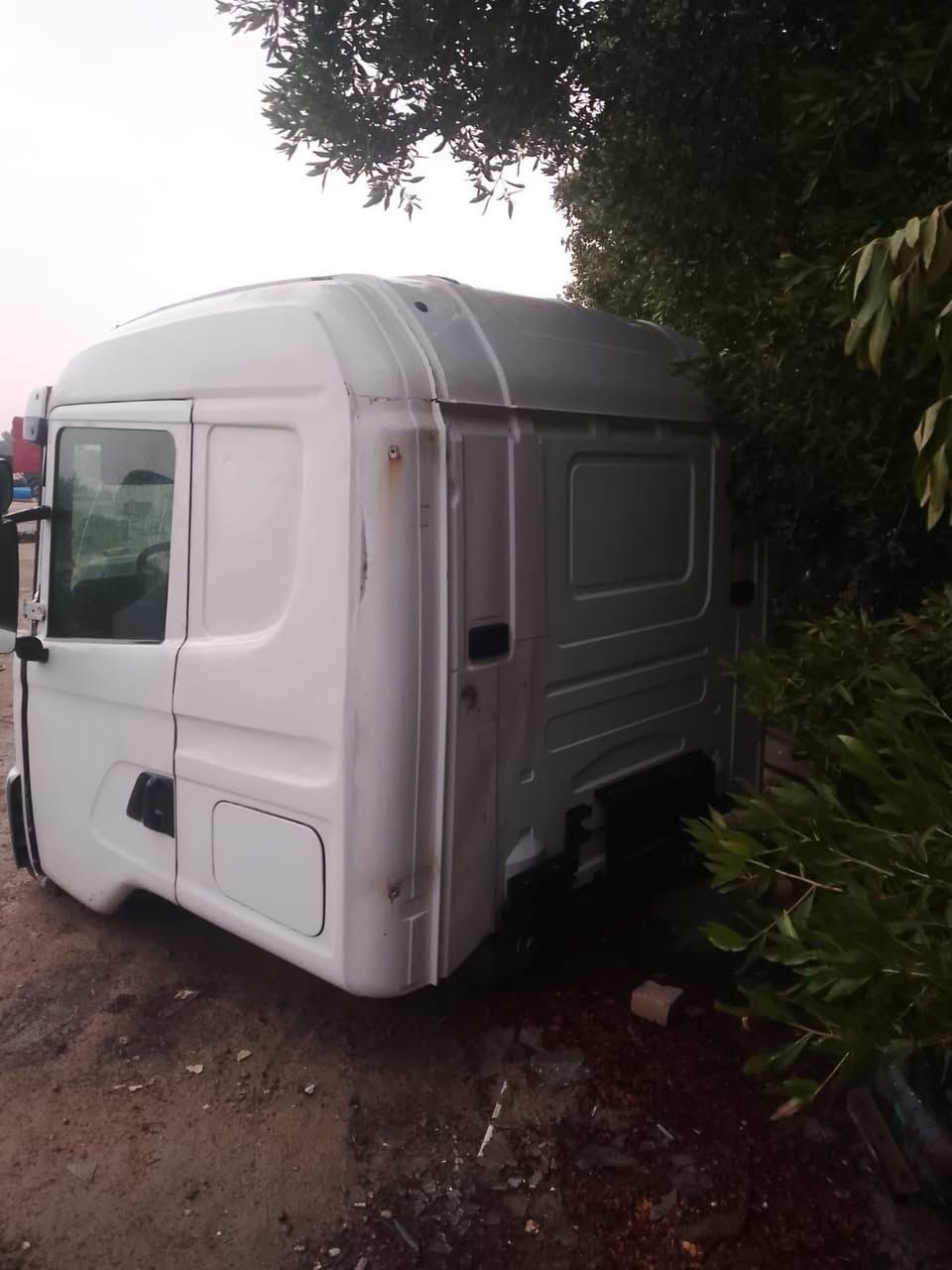 السلام عليكم قماره سكانيا للبيع ٢٠٠٤جديده ودواخلها كامله مكانها البصرة الزبير ***********
