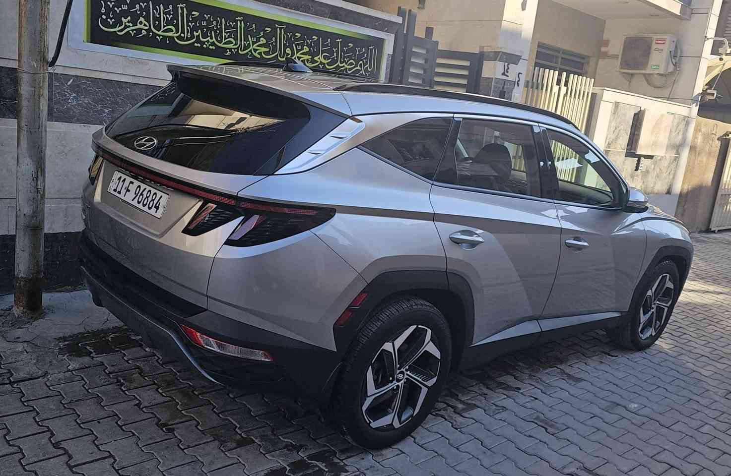 هونداي توكسان للبيع
موديل2024
بانزين
 لمتد vip فول الفول أمريكي
لون السيارة سلفر فضي 
دخول جديد مرقمة بغداد 
المواصفات LIMITED VIP
1- بصمة تشغيل 
2- بصمة أبواب لمس دخول ذكي 
3- بنوراما على طول السيارة 
4- صندوق كهرباء شفط 
5- كامرات 360 درجة 
( جانبية - أمامية - خلفية ) 
6- كامرات مع الأشارة 
7- السيارة تتقدم وترجع بالبصمة 
8- تبريد تدفئة كشنات أمامية 
9-داخل و كشنات جلد لون أسود ملكي 
10- كشنات كهرباء 
11- أضواء محيطية  
12- كشنات خلفية هيتر 
13- مرايات تعتيم ذاتي 
14- أبل كار بلي 
15- أندرويد أوتو 
16- شاشة دجيتل 3 أشكال للقيادة 
17- أشاير ترحيب 
18- أضواء أمامية LED زنون 
19- أضواء خلفية LED
20- هوك خلفي 
21- فول أوامر صوتية 
22- جامات أوتو 
23- قطعتين تبريد 
24- أشارات بالمري
25- گير دگم 
26- شفتات ستيرن 
27- تحكمات ستيرن 
28- تدفئة ستيرن
29- محرك 2500المرغوب 
30- هاند بريك بصمة 
31- شحن واير ليس 
32- منافذ شحن 
33- أوتو هولد 
34- تشغيل عن بعد 
35- السيارة أوتو بارك 
36- حساسات  أمامية 
37- حساسات خلفية 
38- گير AT المرغوب 
39- رادار أمامي رادار خلفي رادار جانبي 
40- نقطة عمياء 
وبعد بيها هوآآي مواصفات 
ممشى السيارة ( 6تالاف ميل حقيقي) 

السيارة مكفولة بيها تبديل چاملغ جهة السايق فقط وبدون أيرباك 

مكان السيارة بغداد حي القاهرة 

السعر235$$وبيها مجال 

رقم الهاتف ***********
