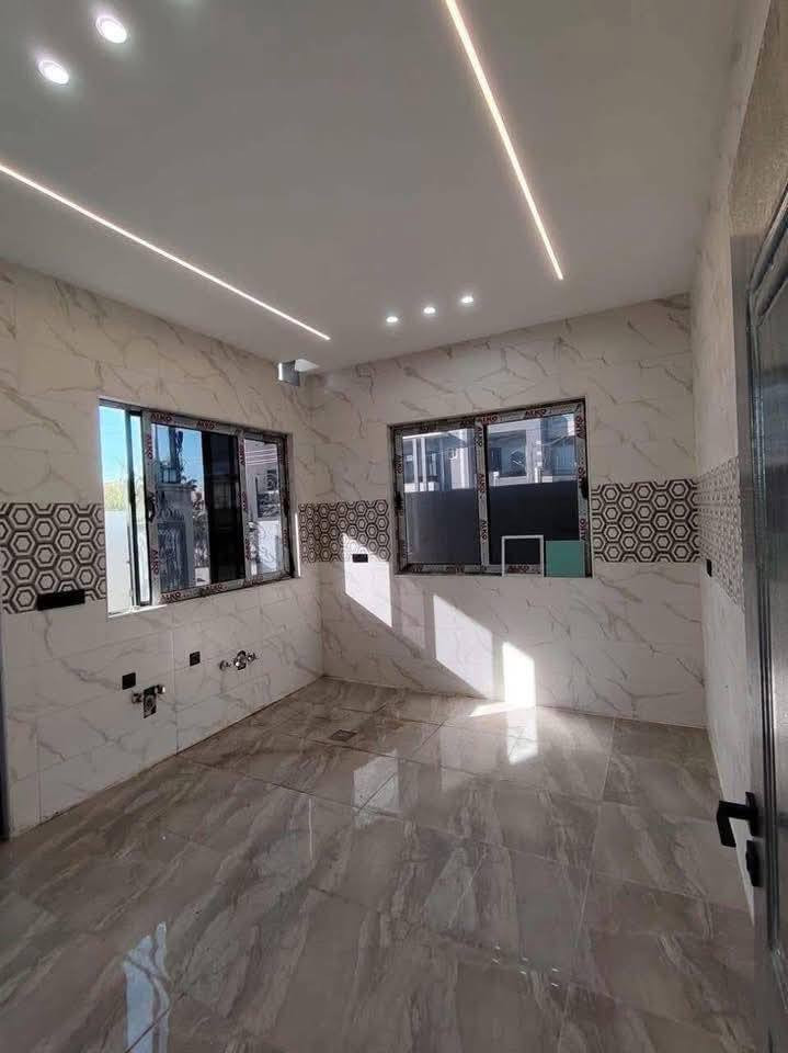 ⚜️مكتب البلديات للعقار⚜️

للبيع دار سكني سند طابو في حي الاعلام 
قرب الدانية ماركت ، على شارع ٢٠ متر
المساحة ١٢٠م الواجهة ٧م طابقين بناء حديث تسليم كامل
ط١ غرفة نوم وصالة كبيرة ومطبخ وصحيات وكراج سيارة
ط٢ ثلاثة غرف نوم وصحيات وبيتونة ( سطح كاشي ).
للإستفسار الإتصال☎️ *********** ☎️ ***********
عنوان المكتب / الموصل حي المشراق فرع مطعم طماطة2
