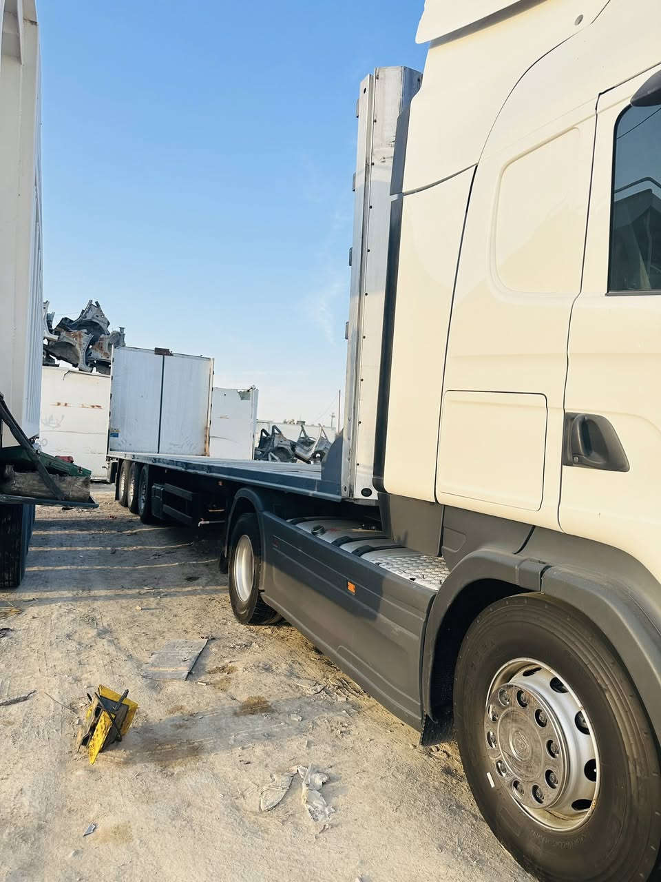 السلام عليكم سكانيه 2017 مكينه 450 راس وعربانه شمتز مديل 2012 صارله شهرين من مرقمه بسمي تحويل كبل 
الاستفسار الاتصال على الرقم ‭٠٧٧٠ ٣٢٦ ٧٠٩٥‬
