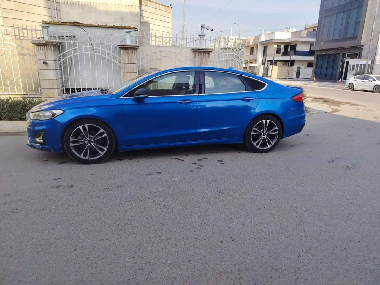 السلام عليكم فورد فيوجن 2019 فول مواصفات تيتانيوم 
....تدفئة تبريد كشنات
 ..كشن ميموري خزن .. 
كشنات امامية كهرباء
... كشنات جلد .  
انارة محيطية
 فتحة سقف.
...تبريد قطعتين
رمز سري بالباب ...
بصمة تشغيل وابواب
محرك 2000 تيربو
شوتة رياضية لون مميز بحري...باختصار السيارة فول مواصفات...
حادث السيارة موضح بالصور  بدون دواخل صبغ جاملغيت وبنيد
رقم بغداد الاتصال على الرقم ***********
السيارة بيها ملاحظات بسيطة....بس وقت ما عندي ارتب 
مكان السيارة بغداد اليرموك قرب ساحة قحطان
السعر 122 بيع او مراوس باقل
